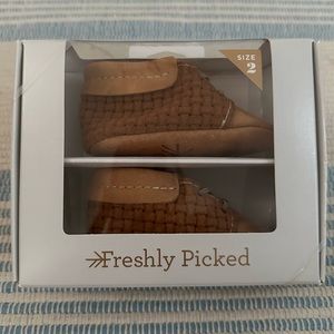 NWT: new in box, Freshly Picked suede Basketweave Oxford baby shoe, size 2